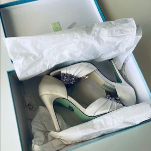 Blue by Betsey Johnson rhinestone bow peep toe heels size 6